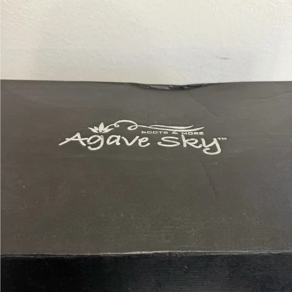 Elegant Suede and Floral Embroidered Caramel Heeled Boots NIB Size 10.5 - Picture 6 of 12